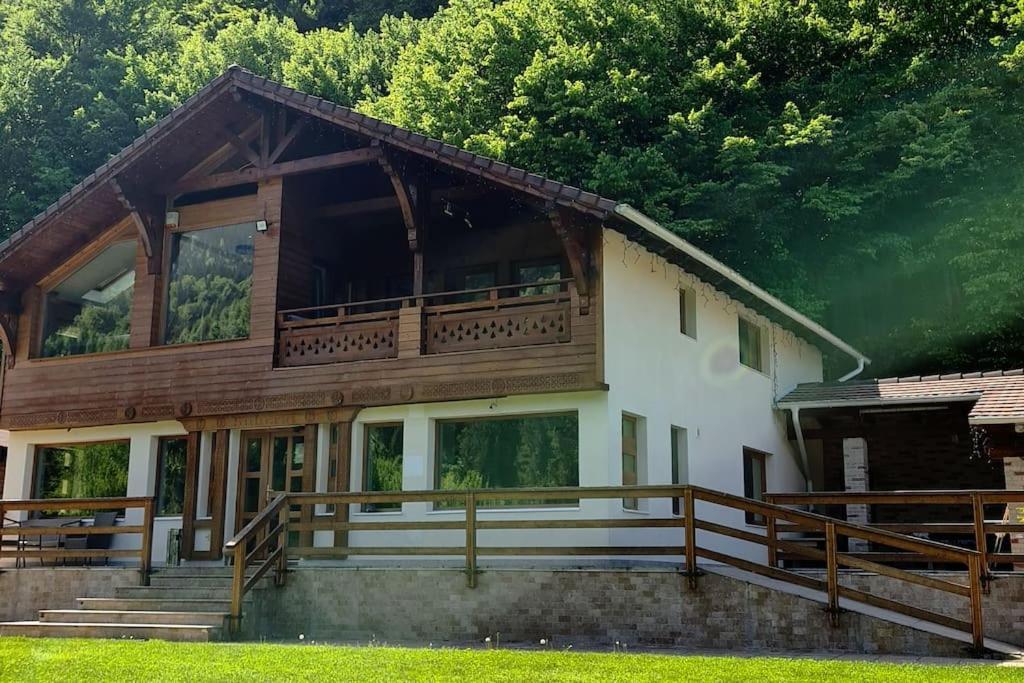 Pensiune Subcrai Cu Centru Spa Zarnesti Exterior photo